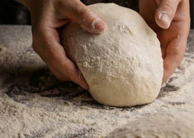 Photo de boulanger façonnant une boule de pain